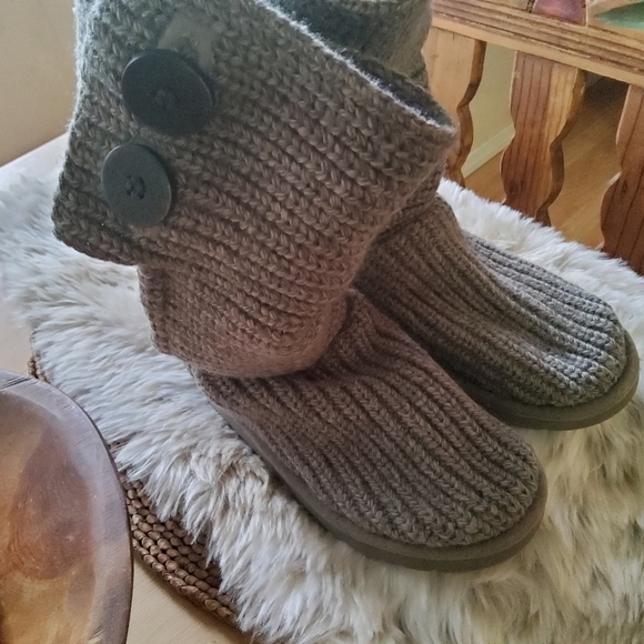 Authentic VGUC UGG Grey CardiSize 3 (LittGirl) 6/7 - Picture 11 of 15